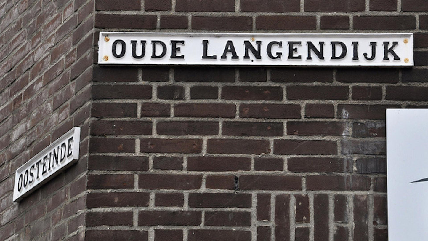 Niederländisches Straßennamenschild im alten Stil